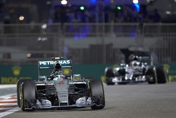 Nico Rosberg, Mercedes F1 W06, delante de Lewis Hamilton, Mercedes F1 W06