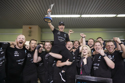 Race winner Valtteri Bottas, Mercedes AMG F1, celebrates with his team and his wife Emilia
