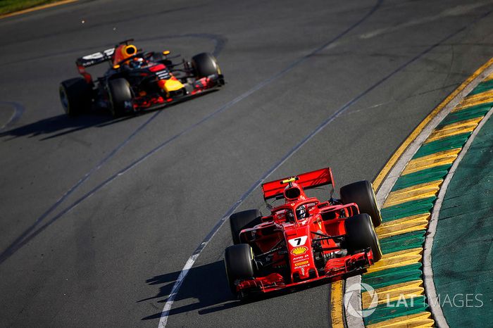 Kimi Raikkonen, Ferrari SF71H, Daniel Ricciardo, Red Bull Racing RB14 Tag Heuer