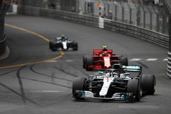 Lewis Hamilton, Mercedes AMG F1 W09, leads Kimi Raikkonen, Ferrari SF71H, and Valtteri Bottas, Mercedes AMG F1 W09