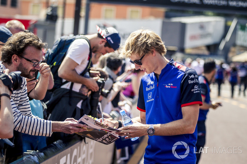 Brendon Hartley, Scuderia Toro Rosso signs autographs for the fans