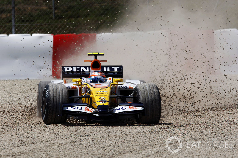 Nelson Piquet Jr, Renault R28 se desliza en la grava al principio de la carrera