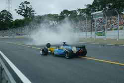 Jarno Trulli, Renault Renault F1 Team R23, takım arkadaşının kazalı aracını geçiyor