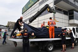 La voiture endommagée de Max Verstappen, Red Bull Racing RB14 est ramenée au stand