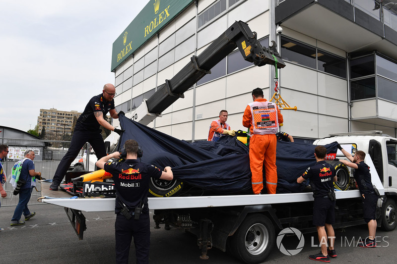 The crashed car of Max Verstappen, Red Bull Racing RB14 is recovered to the pits