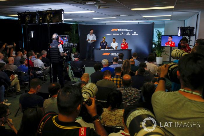 Una amplia vista de la Conferencia de prensa de pilotos con Daniel Ricciardo, Red Bull Racing, Lewis Hamilton, Mercedes AMG F1 y Sebastian Vettel, Ferrari