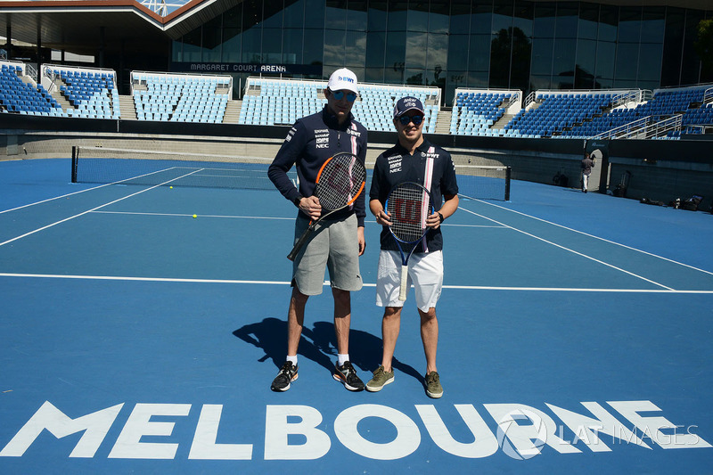 Esteban Ocon, Force India F1 e Sergio Perez, Force India sul campo da tennis del Parco di Melbourne