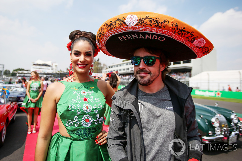 Fernando Alonso, McLaren con un sombrero de charro y una chica de la parrilla