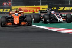 Fernando Alonso, McLaren MCL32et Romain Grosjean, Haas F1 Team VF-17 en lutte