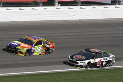 Kyle Busch, Joe Gibbs Racing Toyota, Kevin Harvick, Stewart-Haas Racing Ford