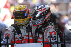 2. sıra Fernando Alonso, McLaren MP4-22, 3. sıraLewis Hamilton, McLaren MP4-22