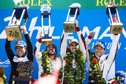 Podio assoluto: i vincitori Sébastien Buemi, Kazuki Nakajima, Fernando Alonso, Toyota Gazoo Racing