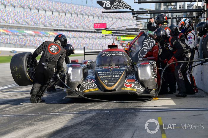#37 Jackie Chan DC Racing JOTA ORECA LMP2, P: Lance Stroll, Felix Rosenqvist, Daniel Juncadella, Robin Frijns, pit stop