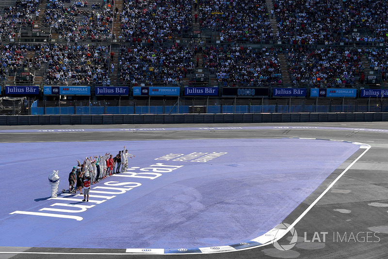 Drivers start a Mexican wave
