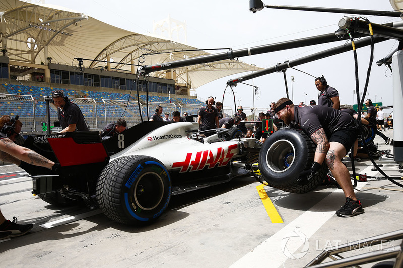 Механики Haas отрабатывают процедуру пит-стопа с автомобилем VF-18 Ромена Грожана