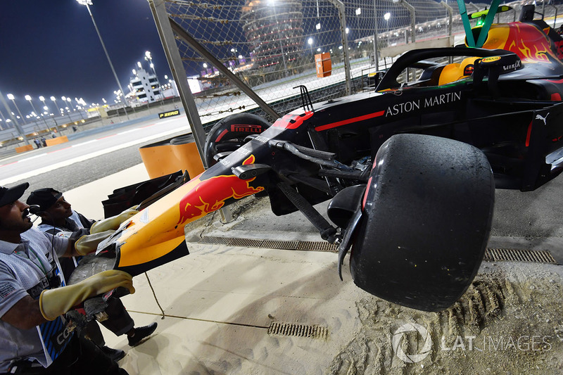 El coche chocado de Max Verstappen, Red Bull Racing RB14 es removido