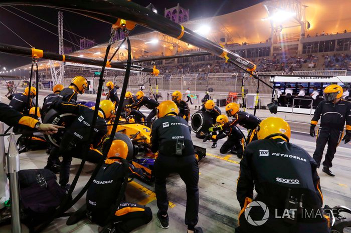 Stoffel Vandoorne, McLaren MCL33 Renault, effettua un pit stop