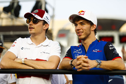 Charles Leclerc, Sauber, et Pierre Gasly, Toro Rosso, lors de la parade des pilotes