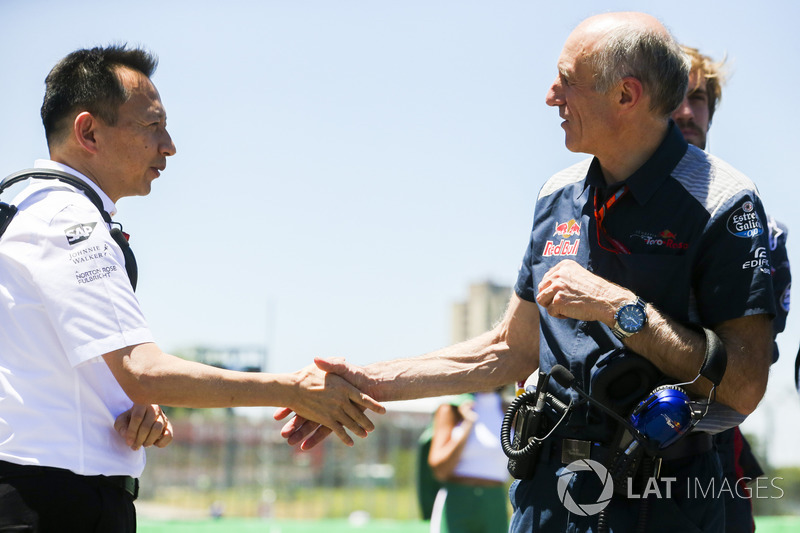 Yusuke Hasegawa, Senior Managing Officer, Honda, shakes hands with Franz Tost, Team Principal, Scude