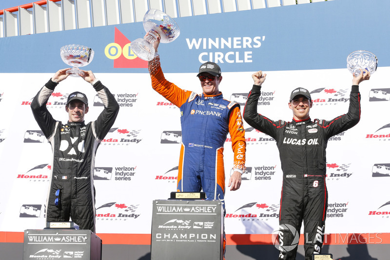 Le vainqueur Scott Dixon, Chip Ganassi Racing Honda, le deuxième, Simon Pagenaud, Team Penske Chevrolet, le troisième, Robert Wickens, Schmidt Peterson Motorsports Honda sur le podium