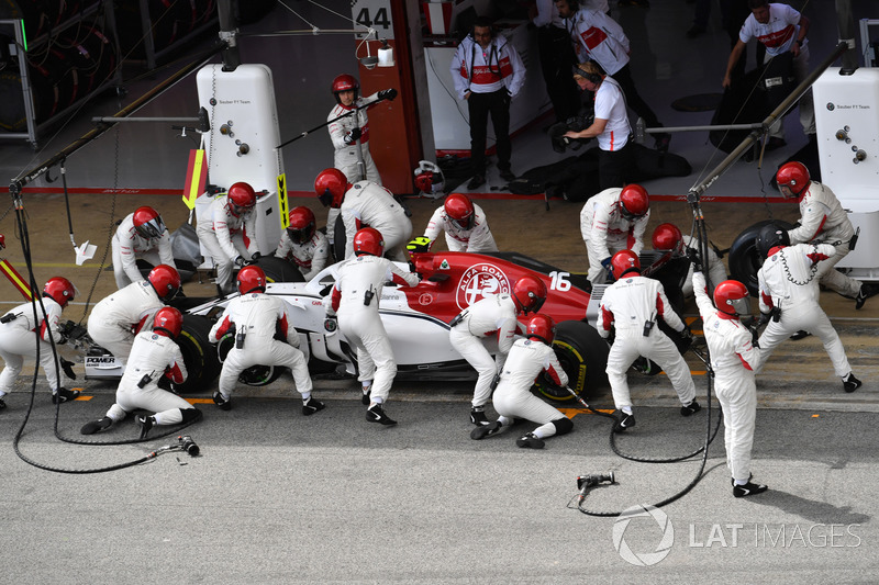 Charles Leclerc, Sauber C37 pit stop