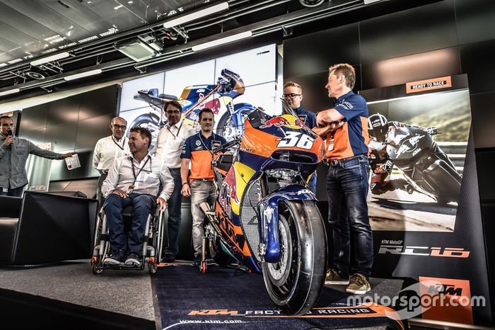 Mika Kallio, Sebastian Risse Pit Beirer y Mike Leitner descubren la moto KTM MotoGP