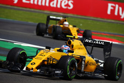 Jolyon Palmer, Renault Sport F1 Team RS16; Kevin Magnussen, Renault Sport F1 Team RS16