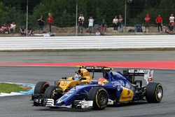 Felipe Nasr, Sauber C35 and Jolyon Palmer, Renault Sport F1 Team RS16 battle for position