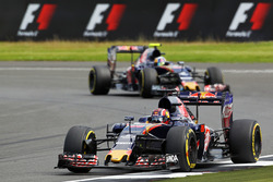 Данііл Квят, Scuderia Toro Rosso STR11 попереду товариша по команді Карлоса Сайнса-мол., Scuderia To