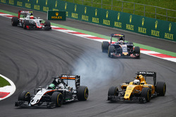 Nico Hulkenberg, Sahara Force India F1 VJM09 et Kevin Magnussen, Renault Sport F1 Team R.S.16