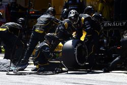 Kevin Magnussen, Renault Sport F1 Team RS16 maakt een pitstop