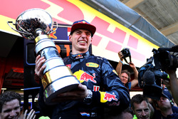 Max Verstappen, Red Bull Racing fête sa victoire avec son trophée
