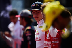 Max Verstappen, Red Bull Racing pendant que la grille écoute l'hymne national