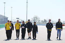 Прогулка по трассе: Кевин Магнуссен, Renault Sport F1 Team и Сергей Сироткин, Renault Sport F1 с ком