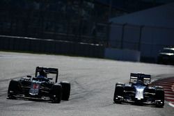 Fernando Alonso, McLaren MP4-31 y Marcus Ericsson, Sauber C35