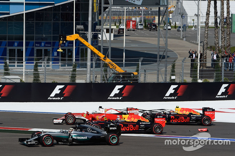 Стартова аварія: Себастьян Феттель, Ferrari SF16-H, Данііл Квят, Red Bull Racing RB12, Даніель Рікка