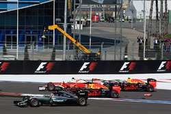 Start crash met Sebastian Vettel, Ferrari SF16-H, Daniil Kvyat, Red Bull Racing RB12, Daniel Ricciar