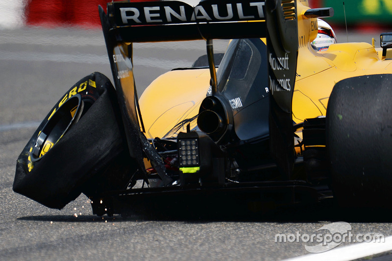 Kevin Magnussen, Renault Sport F1 Team RS16 with a punctured left rear Pirelli tyre