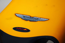 Logo de Aston Martin en la nariz de Red Bull Racing RB12