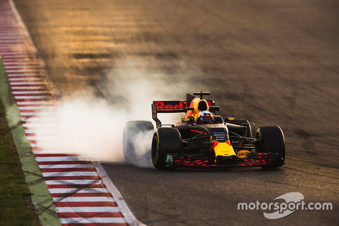 Daniel Ricciardo, Red Bull Racing RB13, bloquea una rueda