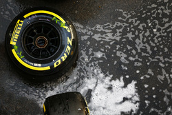 Des pneus Pirelli dans le paddock