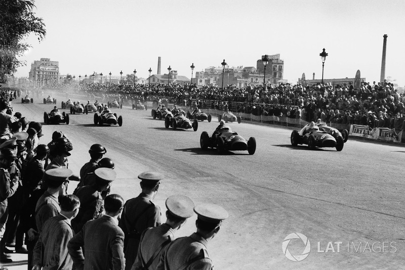 Départ : Alberto Ascari, Ferrari 375F1, mène