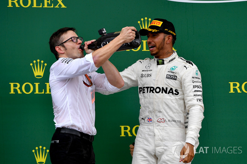 1. Lewis Hamilton, Mercedes AMG F1, mit Peter Bonnington, Mercedes-Renningenieur