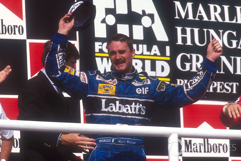 Podio: segundo lugar Nigel Mansell, Williams Renault celebra al haber ganado el campeonato del mundo