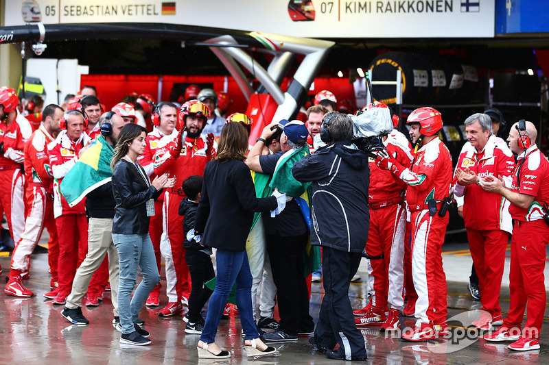 Felipe Massa, Williams is applauded by the Ferrari team and consoled by his father Luis Antonio Massa, in the pits after he retired from the race