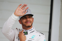Льюіс Хемілтон, Mercedes AMG F1 радіє поулу у закритому парку