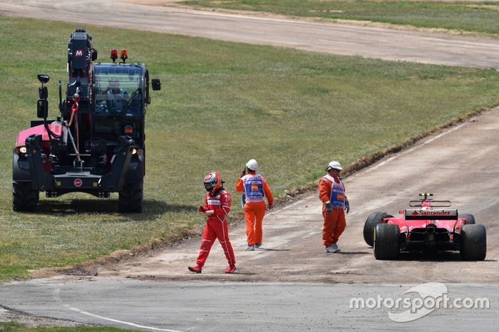 Logo nos primeiros metros, Raikkonen e Verstappen abandonaram. Isso provocou a tristeza de um garoto que acompanhava a prova na arquibancada, que chorou ao ver o ferrarista fora da disputa.
