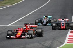 Sebastian Vettel, Ferrari SF70H y Lewis Hamilton, Mercedes-Benz F1 W08