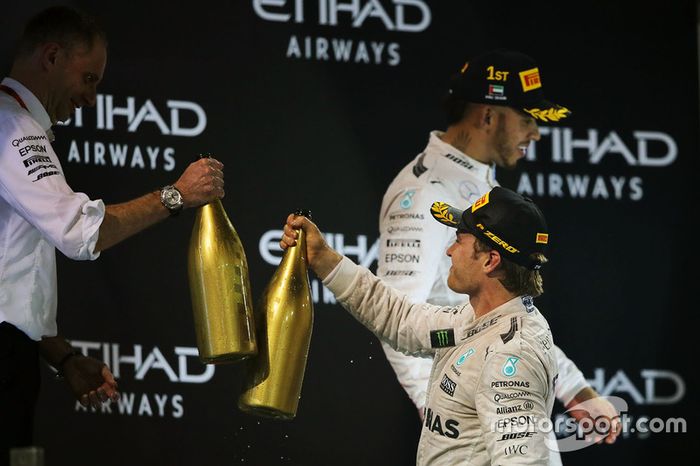 Segundo lugar de Nico Rosberg, de Mercedes AMG F1 celebra su campeonato del mundo en el podio con Tony Ross, Mercedes AMG F1 carrera Ingeniero