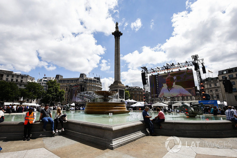 Pantallas gigantes cerca de la Nelsons Column